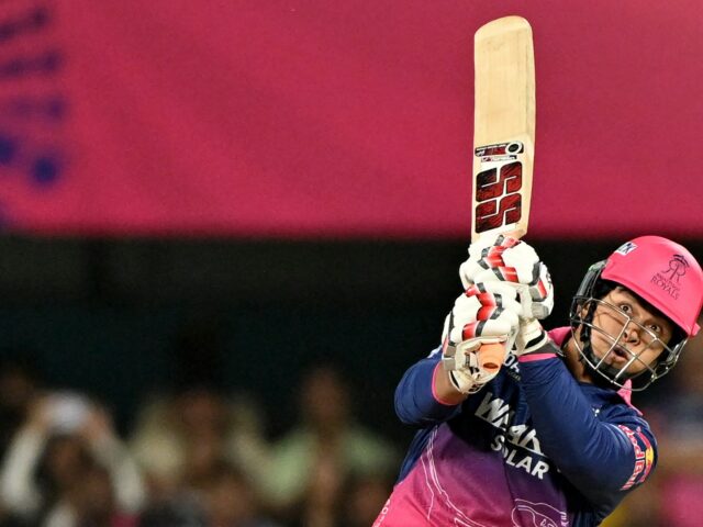O jogador indiano de críquete do Rajasthan Royals, Vaibhav Suryavanshi, volta ao pavilhão após sua demissão durante a partida T20 da Indian Premier League (IPL) de 2026 entre Rajasthan Royals e Mumbai Indians no Barsapara Cricket Stadium em Guwahati em 7 de abril de 2026. (Foto de BIJU BORO / AFP) / - IMAGEM RESTRITA AO USO EDITORIAL - ESTRITAMENTE SEM USO COMERCIAL -