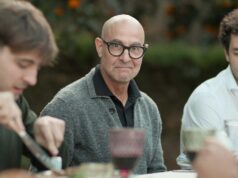 A série 100% avaliada de Stanley Tucci retorna em maio de 2026: trailer, data de lançamento Three men sit at a table outside eating