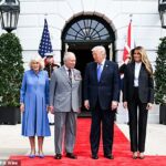 O presidente Donald Trump se despediu comovente do rei Carlos III e da rainha Camilla na quinta-feira, encerrando uma histórica viagem turbulenta de quatro dias com um apoio brilhante à monarquia britânica
