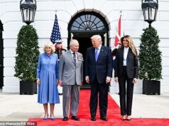 A sincera mensagem de despedida de Melania para Kate revelada enquanto Trump envia o rei Charles e a rainha Camilla de volta ao Reino Unido com um ‘convite’ O presidente Donald Trump se despediu comovente do rei Carlos III e da rainha Camilla na quinta-feira, encerrando uma histórica viagem turbulenta de quatro dias com um apoio brilhante à monarquia britânica