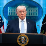 Uma ponte atingida por ataques aéreos dos EUA na quinta-feira é vista na cidade de Karaj, a oeste de Teerã, Irã, sexta-feira, 3 de abril de 2026. (AP Photo/Vahid Salemi)