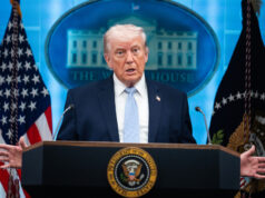 A tentativa da Fox News de renomear TACO Trump é ainda mais cafona Uma ponte atingida por ataques aéreos dos EUA na quinta-feira é vista na cidade de Karaj, a oeste de Teerã, Irã, sexta-feira, 3 de abril de 2026. (AP Photo/Vahid Salemi)