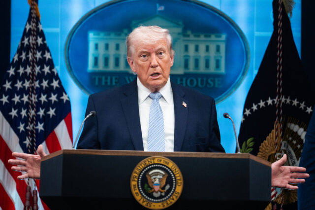 A tentativa da Fox News de renomear TACO Trump é Uma ponte atingida por ataques aéreos dos EUA na quinta-feira é vista na cidade de Karaj, a oeste de Teerã, Irã, sexta-feira, 3 de abril de 2026. (AP Photo/Vahid Salemi)