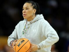 A treinadora Dawn Staley quebra o silêncio sobre o drama ‘desanimador’ de Geno Auriemma GettyImages-2269724786 Geno e Dawn Staley
