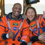 A tripulação do Artemis II posando para seu retrato oficial da NASA