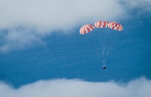 A tripulação lunar da NASA atingirá 25.000 mph amanhã. Essa não é a parte mais assustadora. NASA inspecionando o escudo térmico carbonizado Artemis I