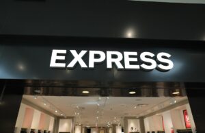 A varejista de moda Express deixou dados pessoais de clientes e detalhes de pedidos expostos na internet The exterior of an Express clothing store is seen as the company announces it will close some stores on January 22, 2020 in Plantation, Florida.