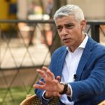 O prefeito de Londres, Sir Sadiq Khan (na foto), pediu aos diplomatas britânicos que ajudassem a combater o que ele descreveu como “desinformação e mentiras” sobre a capital, amplificadas pelo presidente Donald Trump