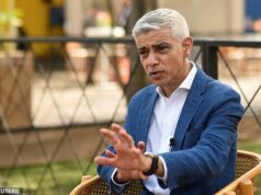 A verdade sobre a Londres sem lei de Sadiq Khan: os dados revelam como os níveis de criminalidade dispararam na capital desde que o prefeito trabalhista chegou ao poder – apesar de sua insistência, é uma ‘cidade segura’ O prefeito de Londres, Sir Sadiq Khan (na foto), pediu aos diplomatas britânicos que ajudassem a combater o que ele descreveu como “desinformação e mentiras” sobre a capital, amplificadas pelo presidente Donald Trump