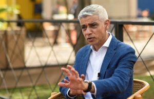 A verdade sobre a Londres sem lei de Sadiq Khan: os dados revelam como os níveis de criminalidade dispararam na capital desde que o prefeito trabalhista chegou ao poder – apesar de sua insistência, é uma ‘cidade segura’ O prefeito de Londres, Sir Sadiq Khan (na foto), pediu aos diplomatas britânicos que ajudassem a combater o que ele descreveu como “desinformação e mentiras” sobre a capital, amplificadas pelo presidente Donald Trump