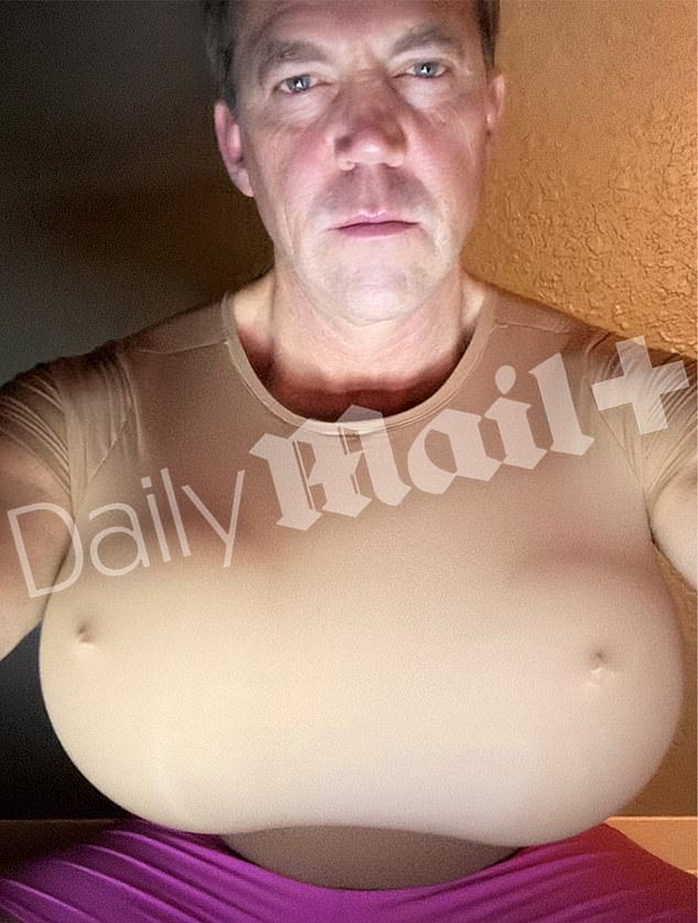 A verdade sobre a nova tendência de 'bimboficação' que atrai Na semana passada, foi revelado que Bryon Noem, 56, adotou uma personalidade online como uma mulher de rosto carnudo, com seios falsos gigantescos e leggings colantes.