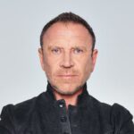 A vida de Renny Harlin no cinema: diretor de 'Deep Water' em seu filme perdido de Spielberg, Michael Douglas fantasiando-o e trilhas em chamas para heroínas de ação femininas