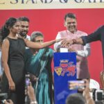 A vida fecha o círculo no Wankhede - Ravi Shastri e mãe Lakshmi compartilham um momento emocionante