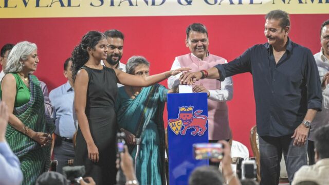 A vida fecha o círculo no Wankhede - Ravi Shastri A vida fecha o círculo no Wankhede - Ravi Shastri e mãe Lakshmi compartilham um momento emocionante