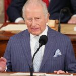 'A violência nunca terá sucesso': aceno de Charles ao tiroteio em discurso histórico