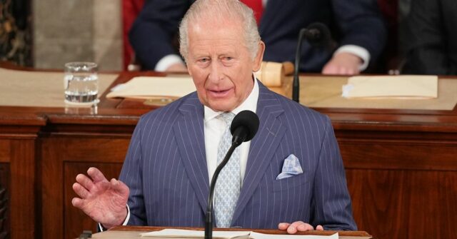 'A violência nunca terá sucesso': aceno de Charles ao tiroteio em discurso histórico
