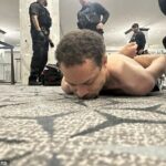 Policiais detêm Cole Tomas Allen, suspeito do tiroteio no jantar da Associação de Correspondentes da Casa Branca, em Washington, DC, EUA, em 25 de abril de 2026. DONALD J TRUMP via Truth Social/Handout via REUTERS ESTA IMAGEM FOI FORNECIDA POR TERCEIROS. CRÉDITO OBRIGATÓRIO. REFILE - ADICIONANDO O NOME DO SUSPEITO ATIRADOR VERIFICAÇÃO: A Reuters conseguiu verificar a localização a partir do piso e das janelas que correspondem às imagens corroborantes. Data confirmada pela declaração do governo sobre o incidente. Nenhum resultado antigo foi publicado online antes de 25 de abril. O FBI confirmou que o Esquadrão Nacional de Resposta à Capital respondeu a um tiroteio no Washington Hilton e acrescentou que o sujeito está sob custódia. IMAGENS TPX DO DIA