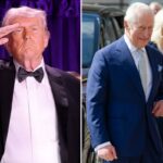 Donald Trump saudando vestindo um smoking, com músicos em uniformes vermelhos ao fundo.