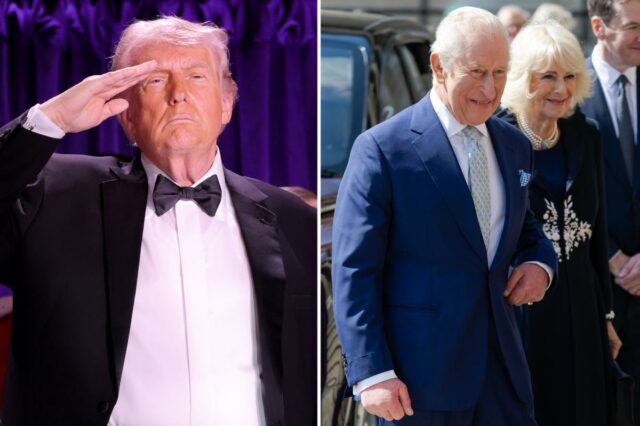 Donald Trump saudando vestindo um smoking, com músicos em uniformes vermelhos ao fundo.