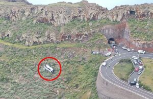 A viúva de um aposentado britânico de 77 anos, morto em um acidente de ônibus nas Ilhas Canárias, estava entre os 27 passageiros enviados ao hospital depois que uma suspeita de falha nos freios o fez cair na ravina Uma vista aérea mostra o local da queda de um ônibus turístico que saiu da estrada