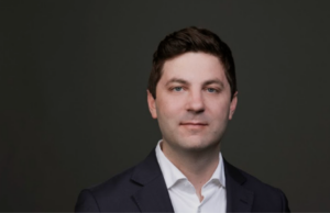 ABC News escolhe Jon Schlosberg como produtor executivo de ‘This Week’ George Stephanopoulos participa do