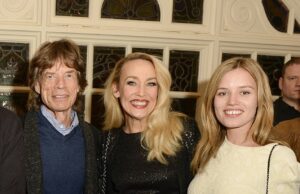 ALISON BOSHOFF: Isso não é muito rock ‘n’ roll… A festa de aniversário de 70 anos de Jerry Hall termina às 18h – enquanto as fotos de Meghan Markle desaparecem… Na foto da esquerda para a direita: Sir Mick Jagger, Jerry Hall e Georgia May Jagger em 11 de dezembro de 2014 em Richmond