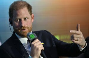 AMANDA PLATELL: ‘Ainda sou da realeza’ Harry encontrou uma nova maneira de atormentar seu pai. Ele não é apenas iludido e estúpido, ele é perigoso… Assistindo o Príncipe Harry discursar no Fórum de Segurança de Kiev em uma visita secreta, eu não tinha certeza se deveria rir ou chorar, escreve Amanda Platell. Ele disse com toda solenidade: 'Não estou aqui como político.'