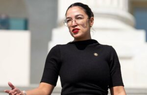 AOC diz que Trump Admin só despede mulheres, ‘eles recompensam a má conduta’ se você for homem | Vídeo Kristi Noem (Getty Images)