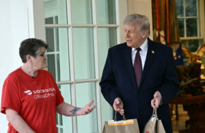 ASSISTA: Trump recebe entrega do McDonald’s da ‘Vovó DoorDash’ que se beneficiou de nenhum imposto sobre gorjetas ASSISTA: Trump recebe entrega do McDonald's da 'Vovó DoorDash' que se beneficiou de nenhum imposto sobre gorjetas