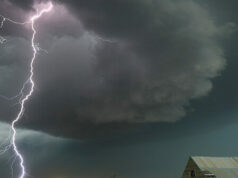 ASSISTIR: Casal de Oklahoma escapa de um possível tornado ileso ‘pela graça de Deus’ ASSISTIR: Casal de Oklahoma escapa de um possível tornado ileso 'pela graça de Deus'