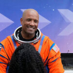 ASSISTIR: Filha do astronauta Victor Glover presta homenagem ao pai enquanto ele estava 'a meio caminho da lua'