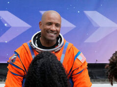 ASSISTIR: Filha do astronauta Victor Glover presta homenagem ao pai enquanto ele estava ‘a meio caminho da lua’ ASSISTIR: Filha do astronauta Victor Glover presta homenagem ao pai enquanto ele estava 'a meio caminho da lua'
