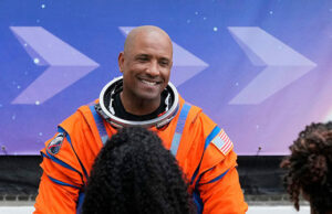ASSISTIR: Filha do astronauta Victor Glover presta homenagem ao pai enquanto ele estava ‘a meio caminho da lua’ ASSISTIR: Filha do astronauta Victor Glover presta homenagem ao pai enquanto ele estava 'a meio caminho da lua'