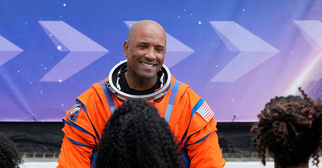 ASSISTIR: Filha do astronauta Victor Glover presta homenagem ao pai ASSISTIR: Filha do astronauta Victor Glover presta homenagem ao pai enquanto ele estava 'a meio caminho da lua'