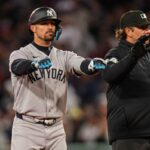 O New York Yankees deixou o defensor Randal Grichuk (34) após acertar uma dobradinha, com um árbitro ao lado dele.