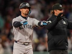 Aaron Boone detalha ‘decisão difícil’ para DFA Randal Grichuk O New York Yankees deixou o defensor Randal Grichuk (34) após acertar uma dobradinha, com um árbitro ao lado dele.