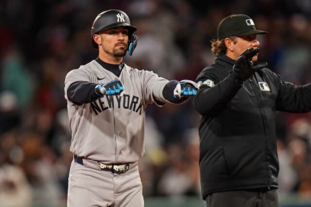 O New York Yankees deixou o defensor Randal Grichuk (34) após acertar uma dobradinha, com um árbitro ao lado dele.