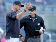 Aaron Boone, dos Yankees, critica árbitro ‘excessivamente sensível’ após a primeira expulsão da temporada Aaron Boone discute com o árbitro da home plate Will Little na oitava entrada antes de ser expulso pela primeira vez nesta temporada na derrota dos Yankees por 11-4 para os Angels em 16 de abril de 2024.