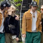 Aaron Taylor-Johnson, 35, e sua esposa Sam, 59, têm um raro momento de PDA em um passeio por Londres