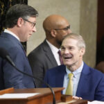 O presidente da Câmara, Mike Johnson, R-La., Se reúne com repórteres enquanto os republicanos lutam com um plano para lidar com os crescentes custos de saúde, no Capitólio em Washington, terça-feira, 16 de dezembro de 2025. (AP Photo/J. Scott Applewhite)