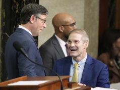 Achava que a liderança republicana não poderia piorar? Pense novamente. O presidente da Câmara, Mike Johnson, R-La., Se reúne com repórteres enquanto os republicanos lutam com um plano para lidar com os crescentes custos de saúde, no Capitólio em Washington, terça-feira, 16 de dezembro de 2025. (AP Photo/J. Scott Applewhite)