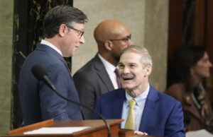 Achava que a liderança republicana não poderia piorar? Pense novamente. O presidente da Câmara, Mike Johnson, R-La., Se reúne com repórteres enquanto os republicanos lutam com um plano para lidar com os crescentes custos de saúde, no Capitólio em Washington, terça-feira, 16 de dezembro de 2025. (AP Photo/J. Scott Applewhite)