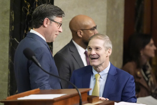 O presidente da Câmara, Mike Johnson, R-La., Se reúne com repórteres enquanto os republicanos lutam com um plano para lidar com os crescentes custos de saúde, no Capitólio em Washington, terça-feira, 16 de dezembro de 2025. (AP Photo/J. Scott Applewhite)