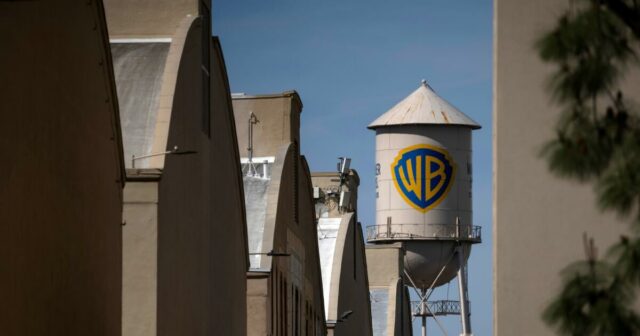 Acionistas da Warner Bros. aprovam polêmica aquisição da Paramount por US$ 111 bilhões
