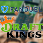 Gráfico mostrando os logotipos FanDuel e DraftKings sobre um fundo desfocado de uma pessoa usando um smartphone e laptop, sugerindo apostas esportivas móveis ou jogos de azar online. Ações federais da Interactive Games acusam FanDuel e DraftKings de violação de patente