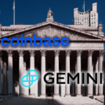 Logotipos da Coinbase e Gemini no prédio do tribunal de Nova York após ações judiciais do procurador-geral sobre mercados de previsão de criptografia e reivindicações de jogos de azar online
