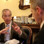 Nigel Farage é entrevistado por Jason Groves do Daily Mail em um hotel de luxo em Durham