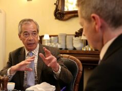 “Acredito agora que existe uma grande divisão na sociedade britânica e não é a classe, o dinheiro, a raça ou a religião. É entre aqueles que trabalham e aqueles que não trabalham’: Nigel Farage fala com JASON GROVES Nigel Farage é entrevistado por Jason Groves do Daily Mail em um hotel de luxo em Durham