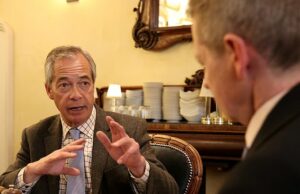 “Acredito agora que existe uma grande divisão na sociedade britânica e não é a classe, o dinheiro, a raça ou a religião. É entre aqueles que trabalham e aqueles que não trabalham’: Nigel Farage fala com JASON GROVES Nigel Farage é entrevistado por Jason Groves do Daily Mail em um hotel de luxo em Durham