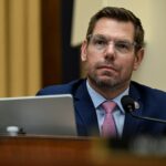 O candidato provincial da Califórnia, deputado Eric Swalwell, D-CA, aparece em uma reunião na prefeitura em Sacramento, Califórnia, terça-feira, 7 de abril de 2026. (AP Photo/Rich Pedroncelli)